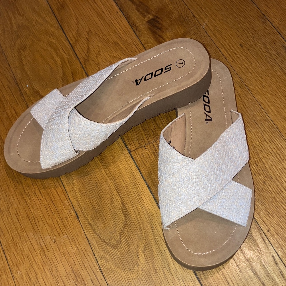 SODA REFLECT NUDE RAFFIA CRISSCROSS STRAP WOMENS  NEW SANDALS 7